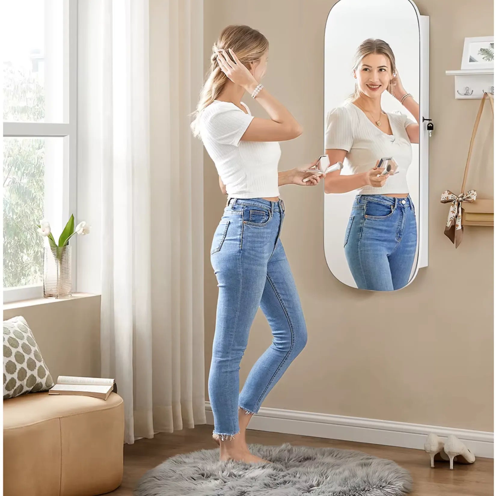 Utilisation quotidienne d’une armoire à bijoux murale par une femme moderne.