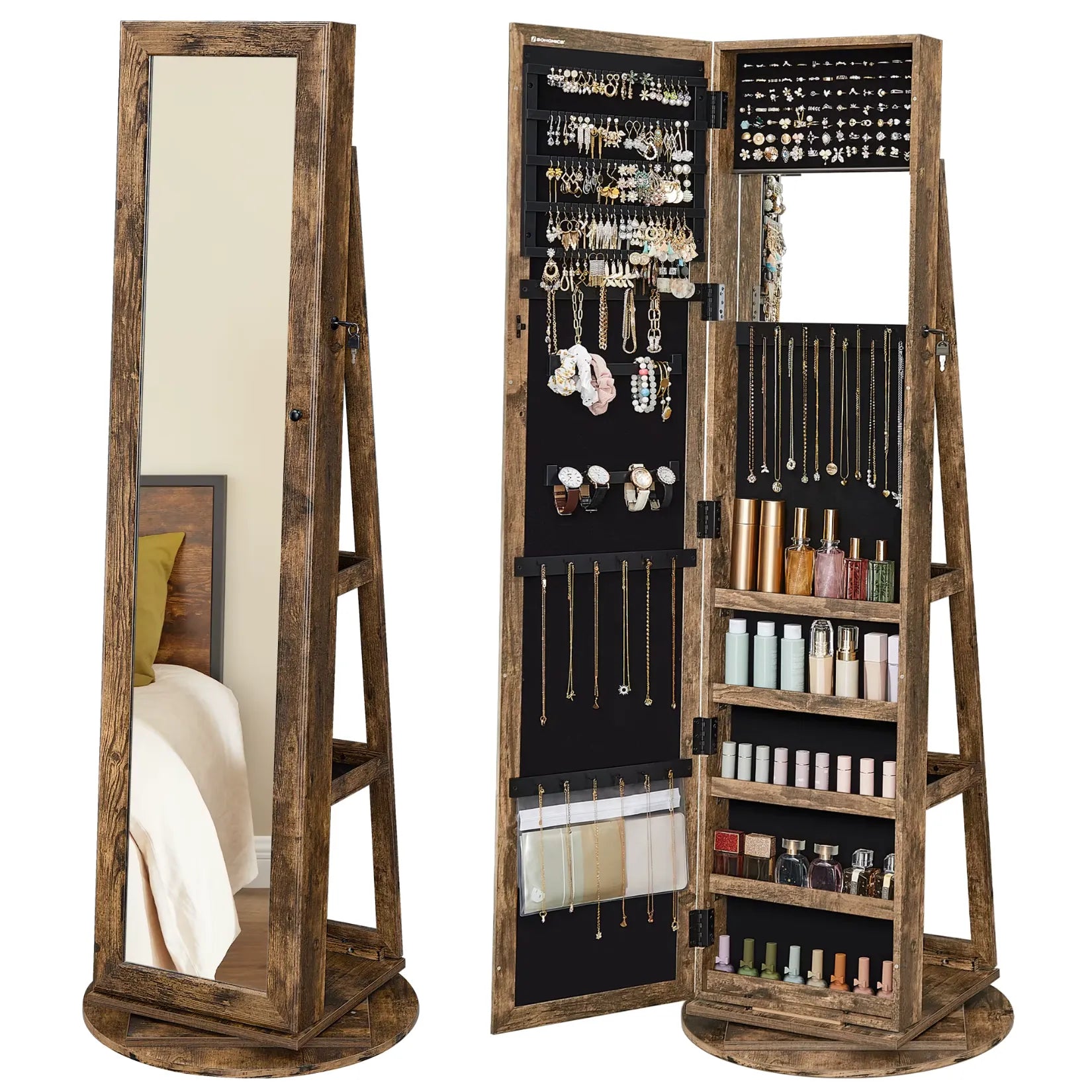 Armoire à bijoux sur pied bois marron ouverte dans une chambre lumineuse avec rideaux blancs.