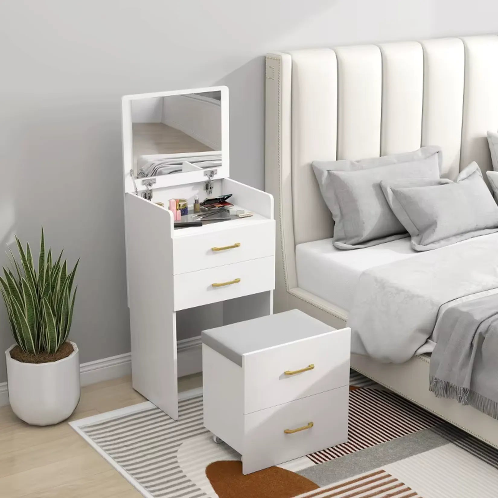 Armoire bijoux coiffeuse compacte installée à côté d'un lit.