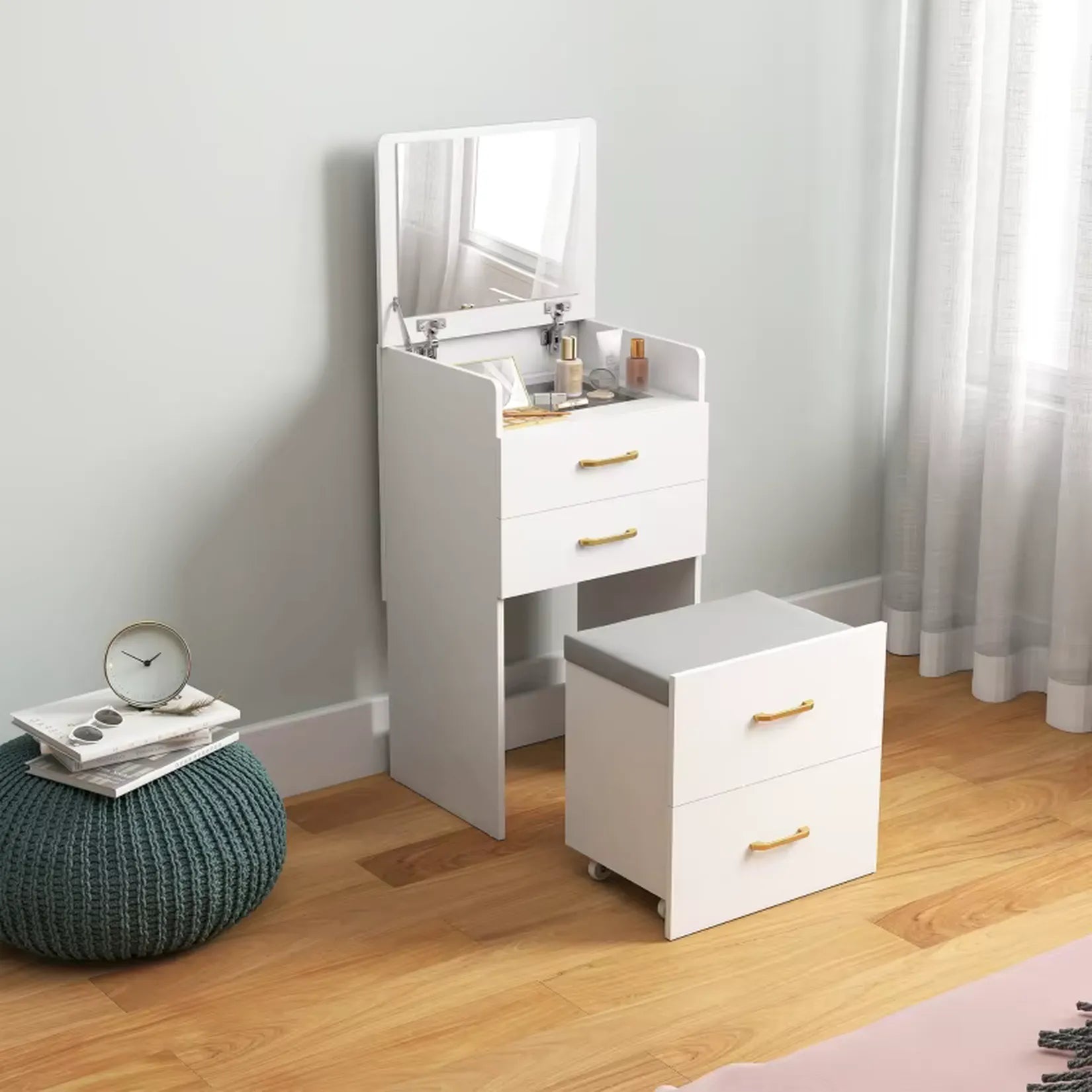 Armoire bijoux coiffeuse avec miroir relevé et tabouret en chambre.
