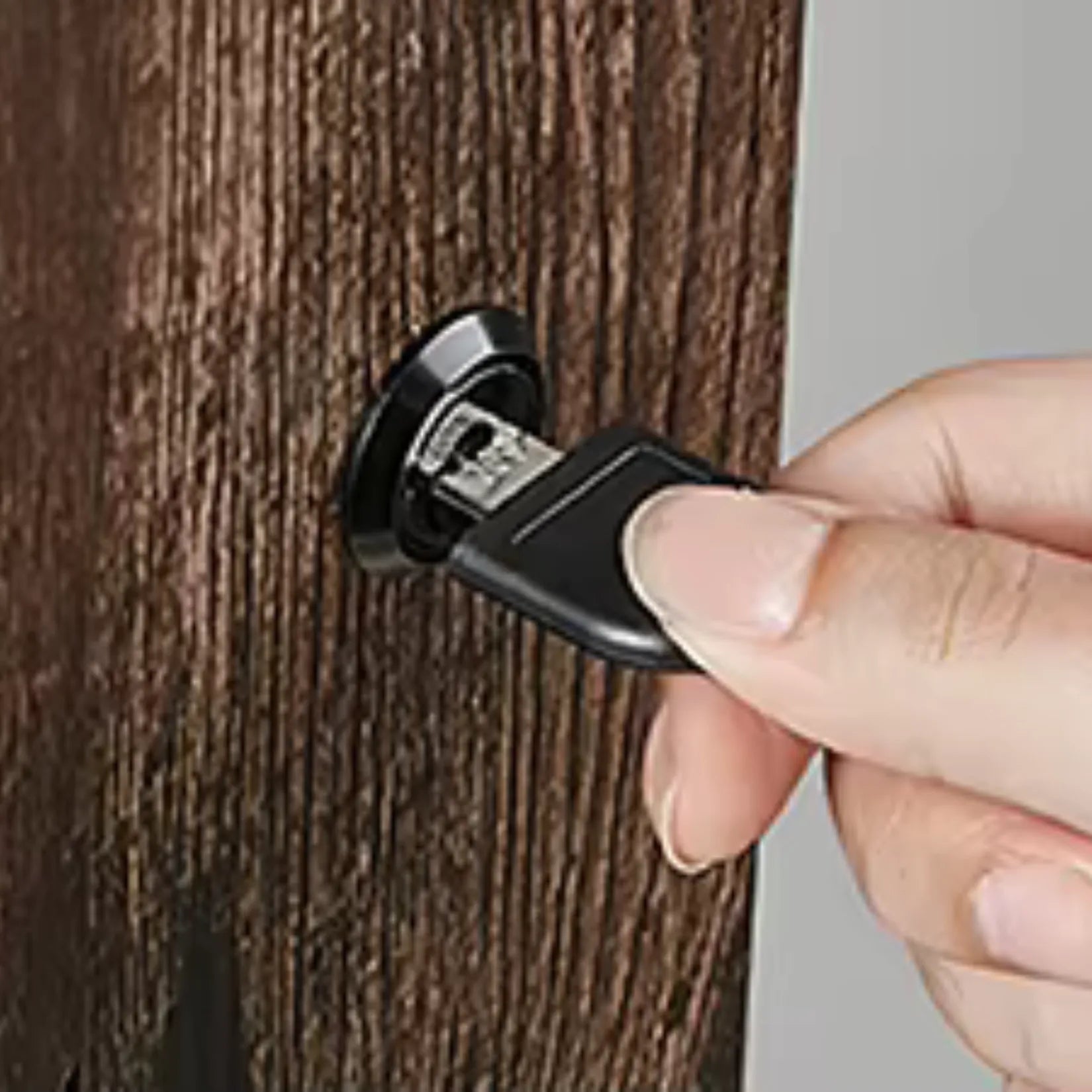 Détail de la serrure avec clé sur l’armoire à bijoux en bois.