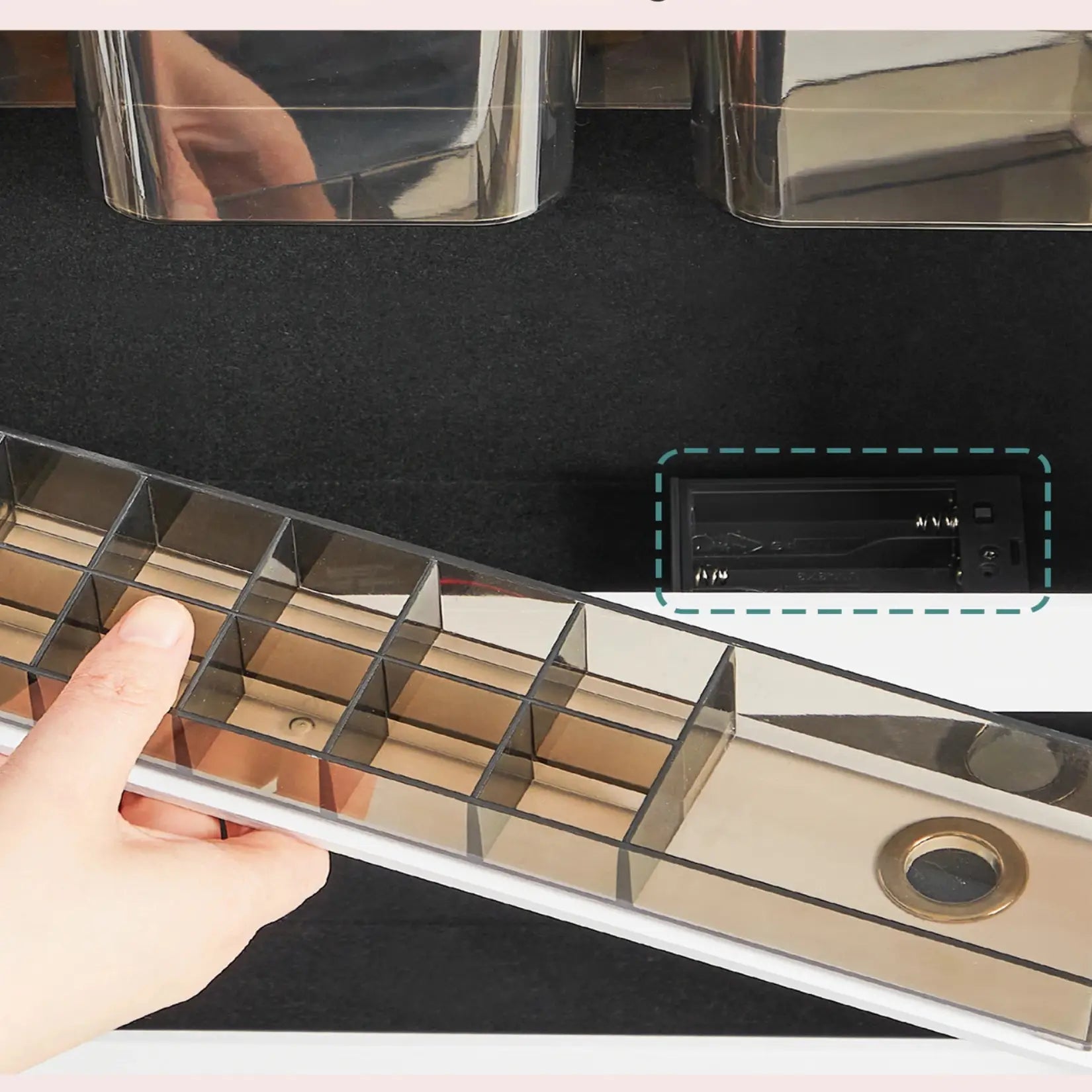 Compartiment maquillage de l’armoire bijoux miroir mural avec rangement compartimenté.