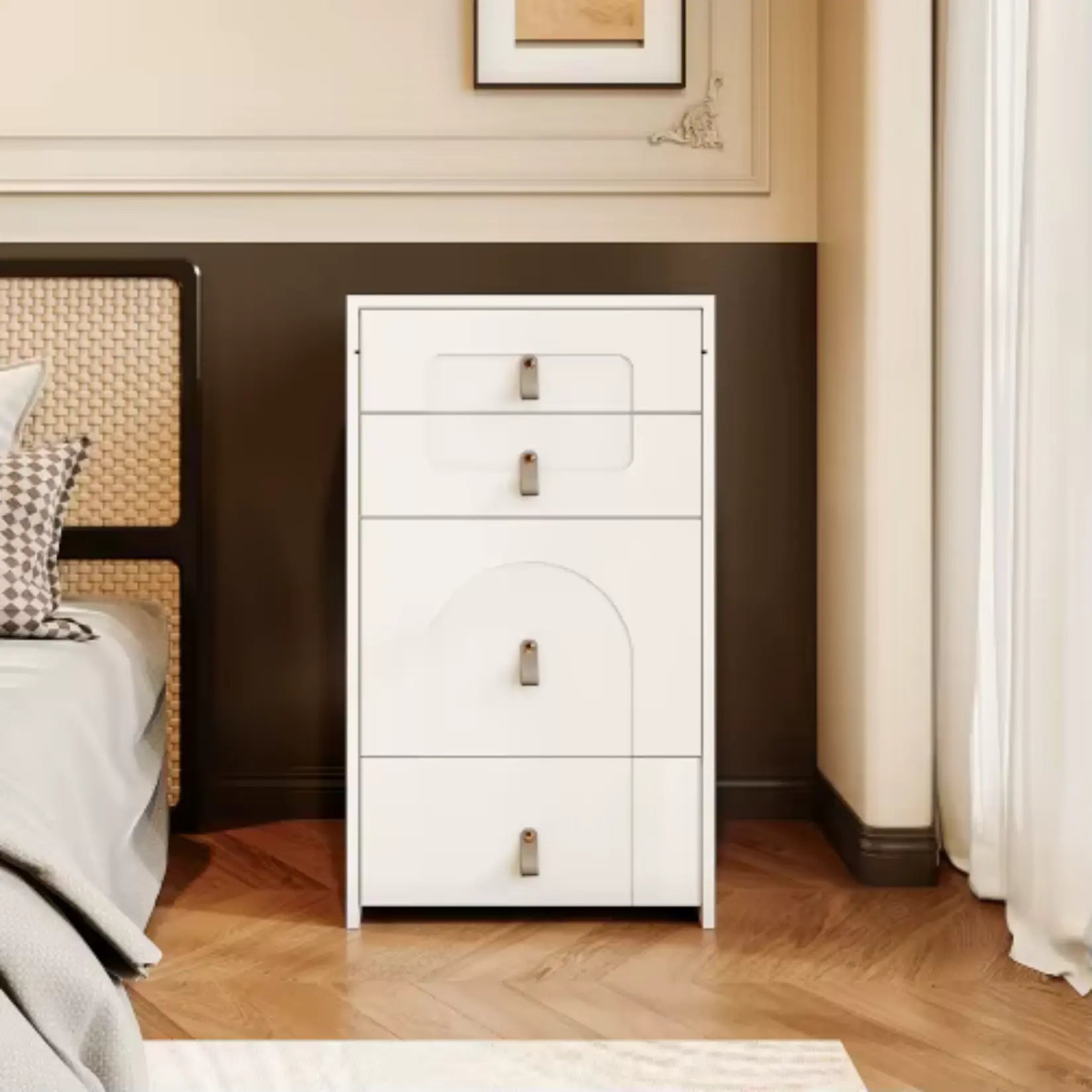 Armoire Bijoux fermée installée dans un coin chambre aux teintes chaudes et revêtement mural classique.