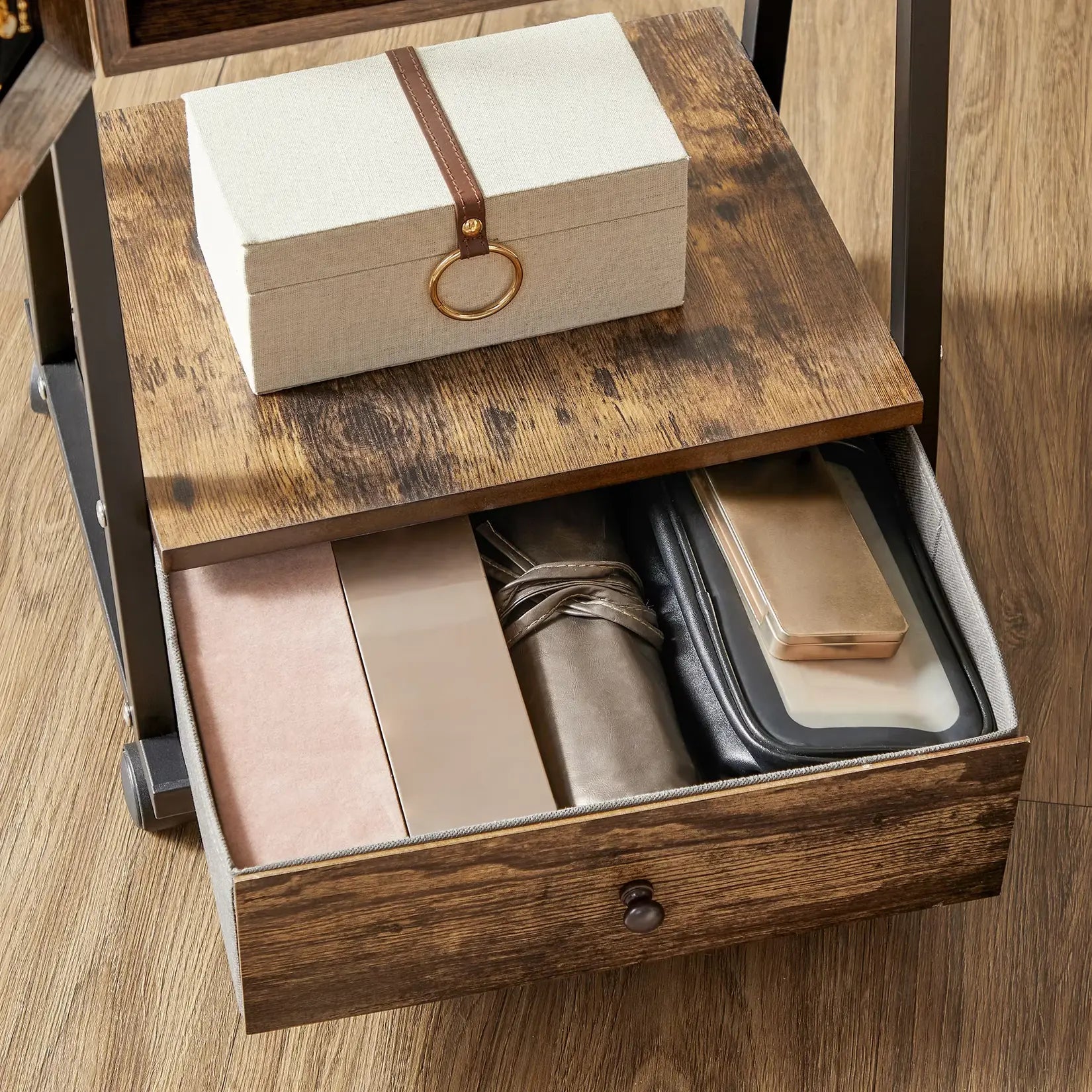 Tiroir de rangement spacieux d’une armoire miroir à bijoux