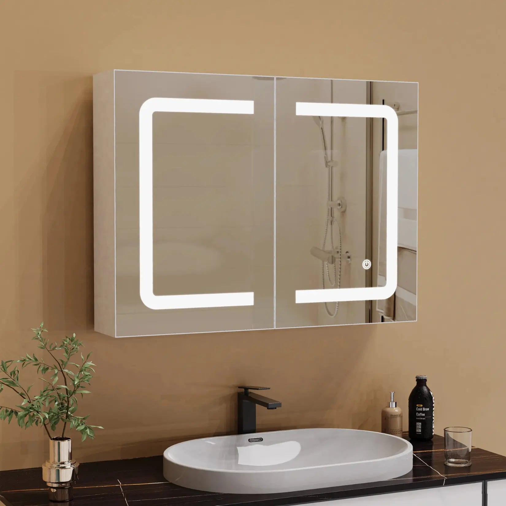 Armoire miroir salle de bain 80 cm installée au mur au-dessus d’un lavabo moderne avec éclairage LED activé.