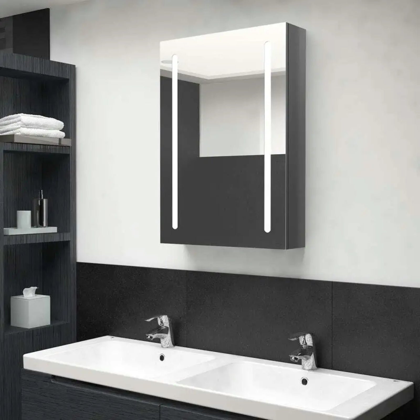 Armoire à miroir salle de bain avec éclairage LED installée au-dessus d’un lavabo double.