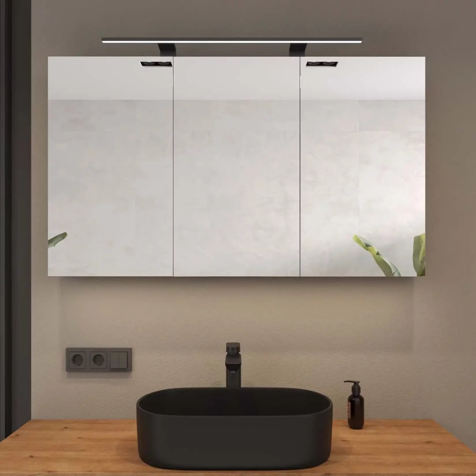 Armoire salle de bain miroir 120 cm fermée vue de face avec éclairage LED et vasque noire sur plan en bois.