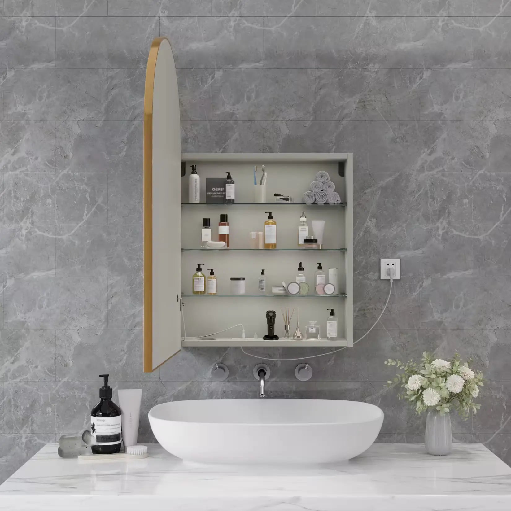 Vue intérieure d’une armoire de salle de bain 50 cm remplie de produits de soin.