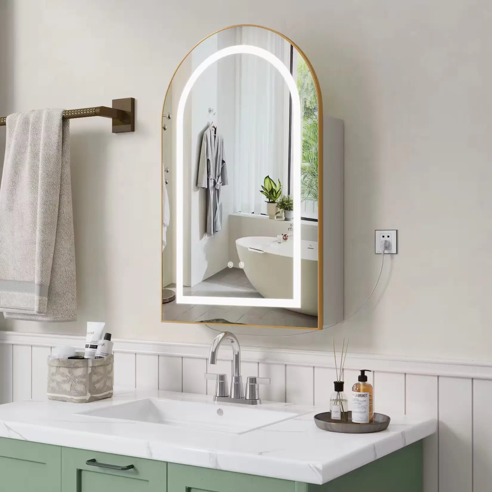 Vue latérale du miroir LED 50 cm dans une salle de bain claire avec robinetterie moderne.