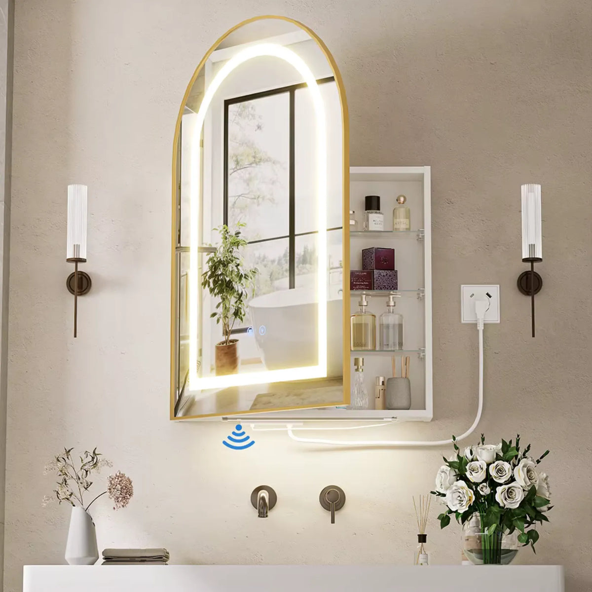 Armoire de toilette arche dorée murale au-dessus de la vasque, porte miroir et étagères en verre.
