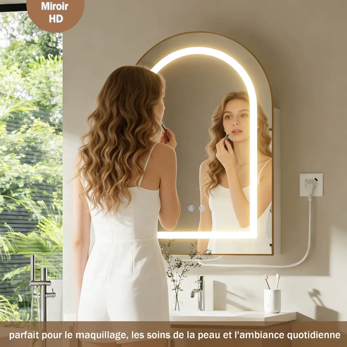 Miroir HD de l'armoire de toilette arche dorée, parfait pour le maquillage et les soins de la peau.
