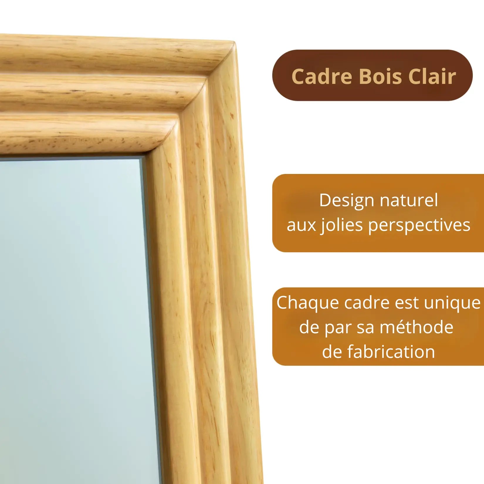 Détail du cadre en bois clair du miroir sur pied bois.