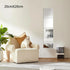 Carrés de miroir adhésif en disposition verticale sur un mur de salon, parfait pour une déco élégante et minimaliste.