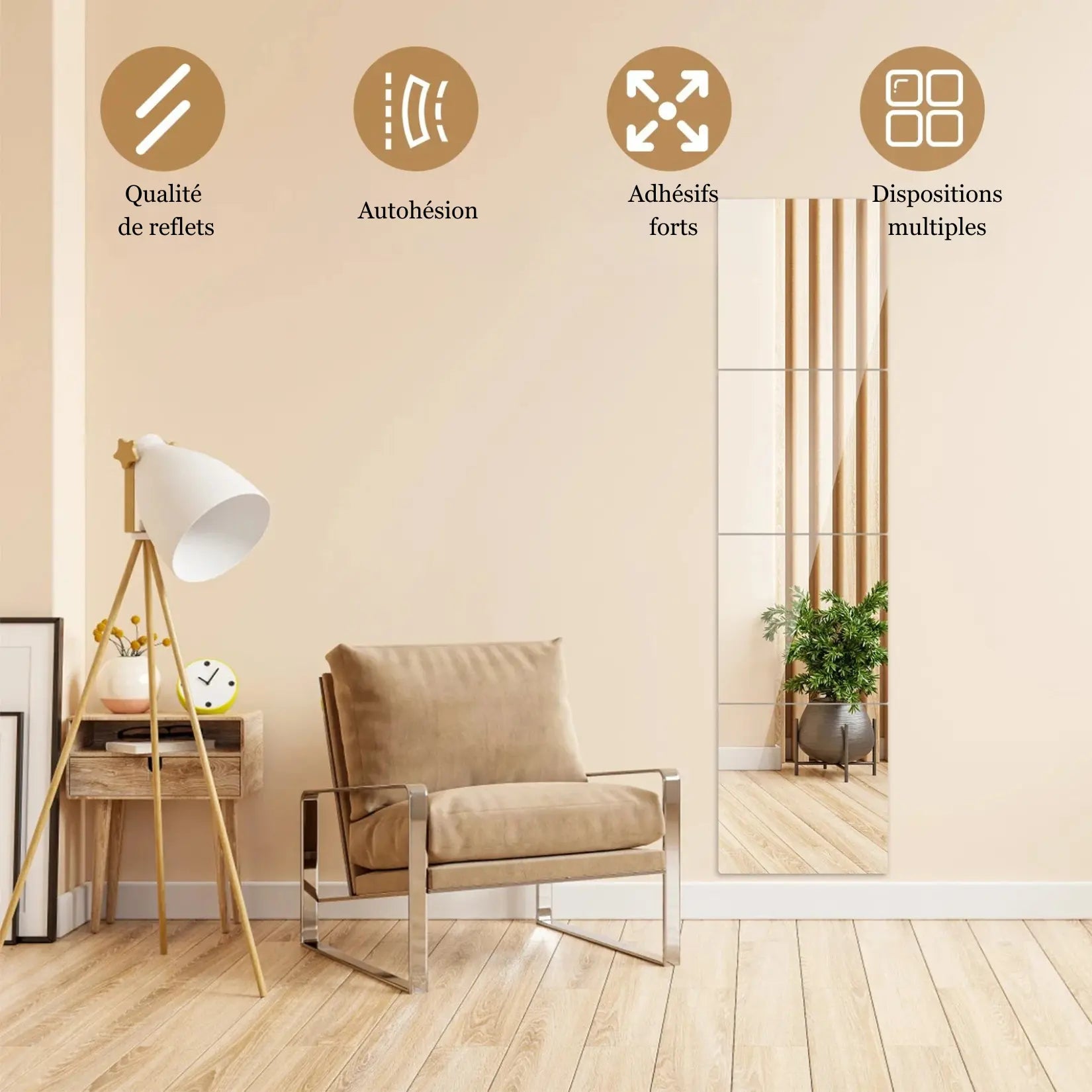 Carré de miroir adhésif reflétant la lumière sur mur beige, idéal pour agrandir visuellement un espace moderne et chaleureux.