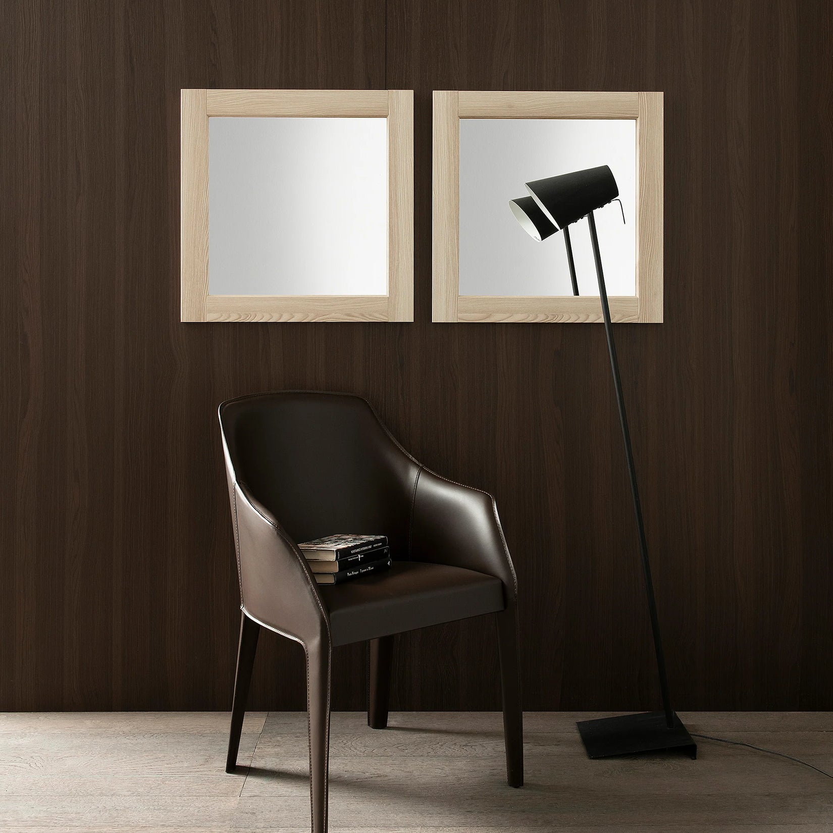 Carré Miroir avec cadre bois clair sur mur foncé – ambiance moderne et chaleureuse.