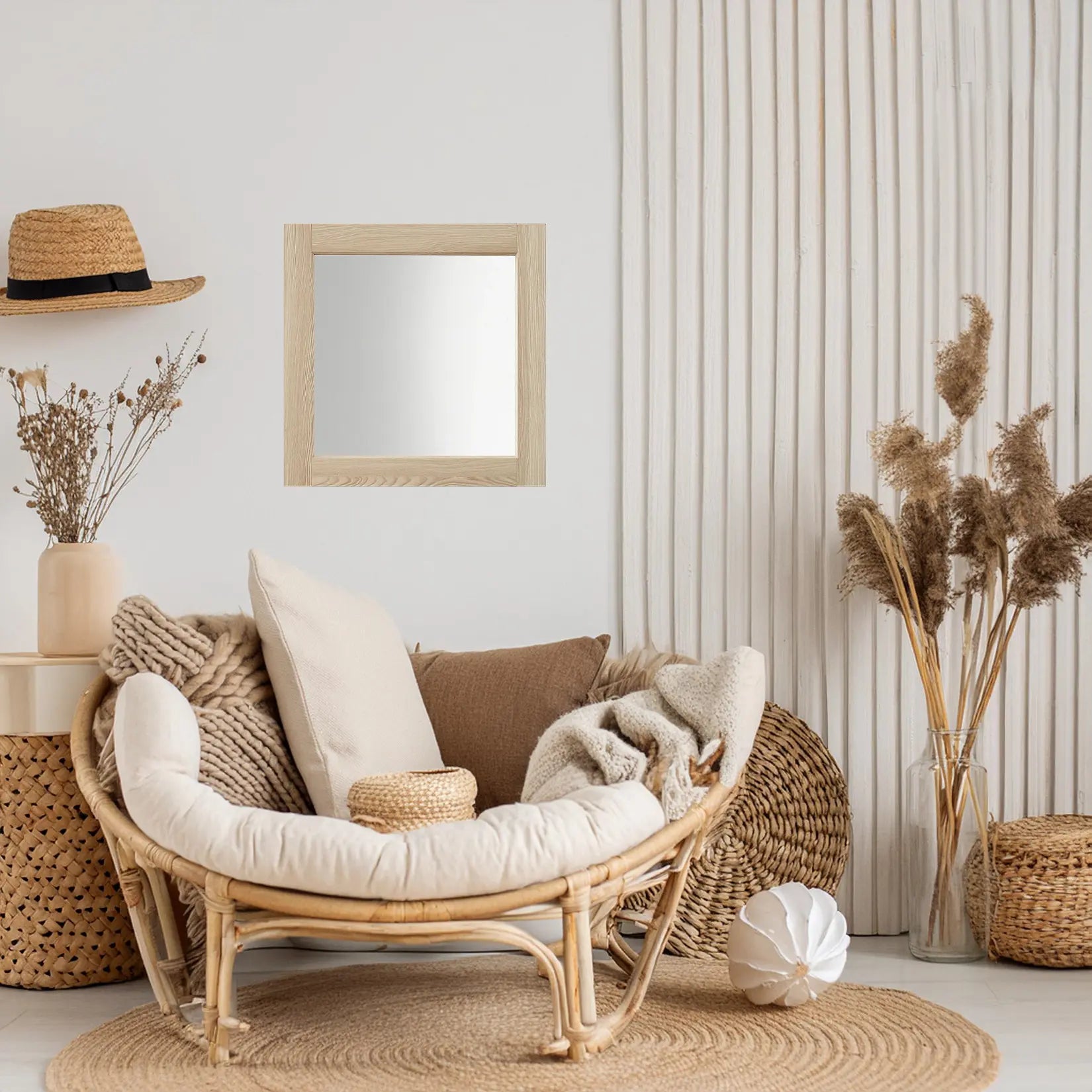 Carré Miroir dans un coin détente bohème chic – matériaux naturels et lumière douce.