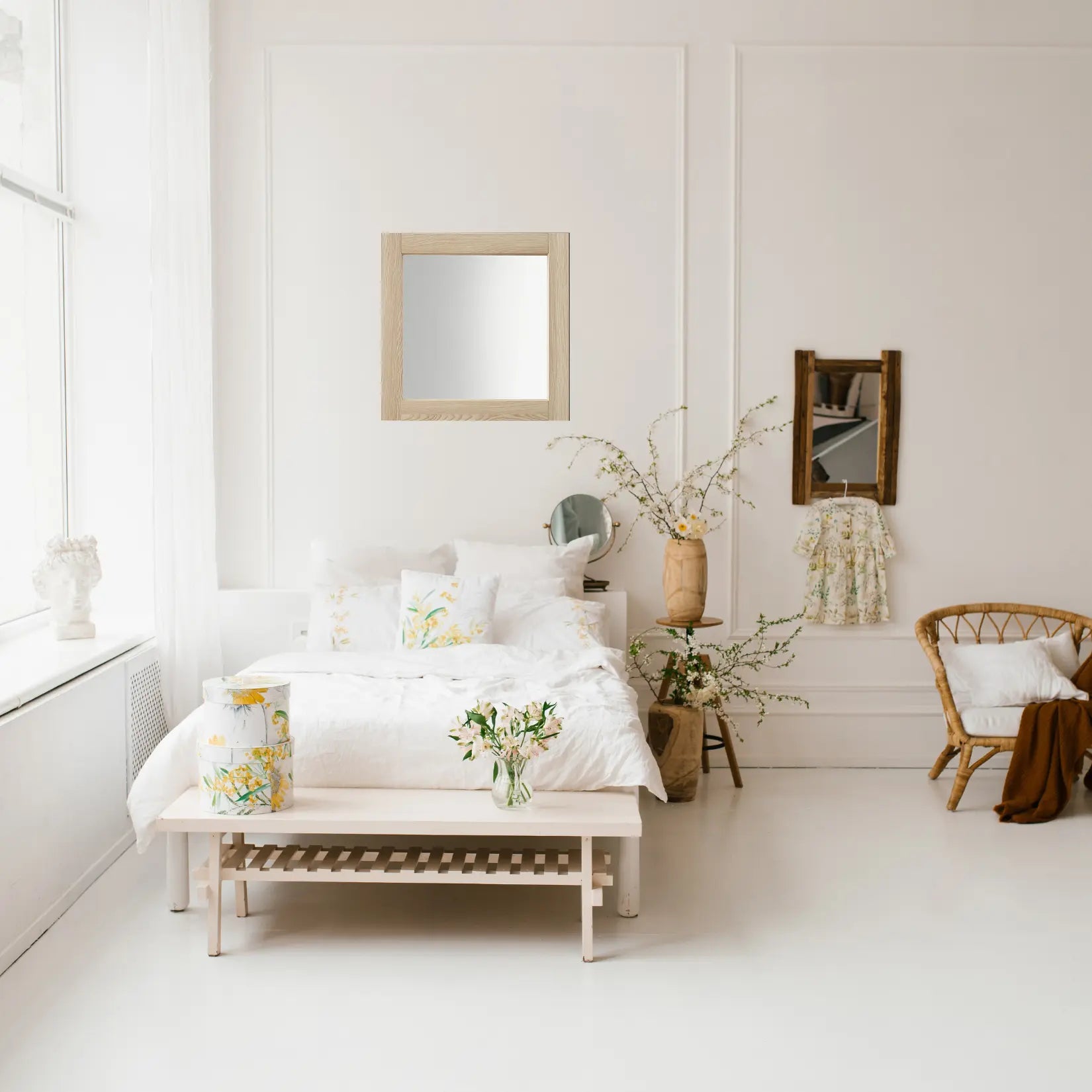 Carré Miroir décorant une chambre blanche à l’ambiance printanière et romantique.