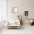 Carré Miroir décorant une chambre blanche à l’ambiance printanière et romantique.