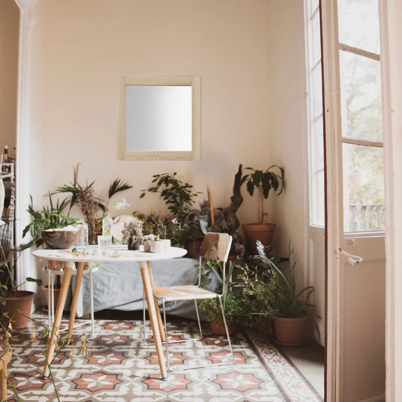 Carré Miroir en décoration dans une salle à manger végétalisée – esprit bohème.