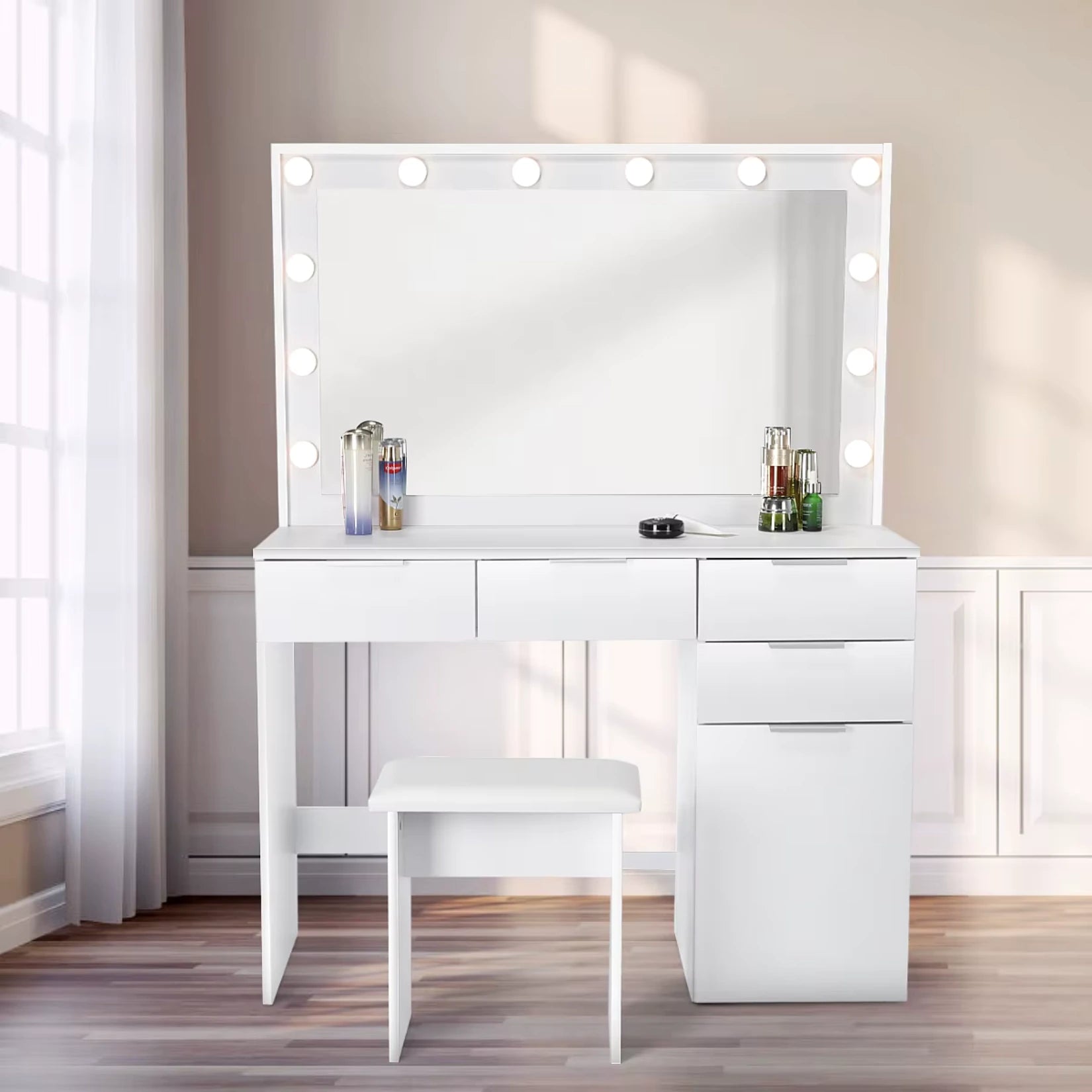 Coiffeuse avec grand miroir en situation dans une chambre, lumière allumée.