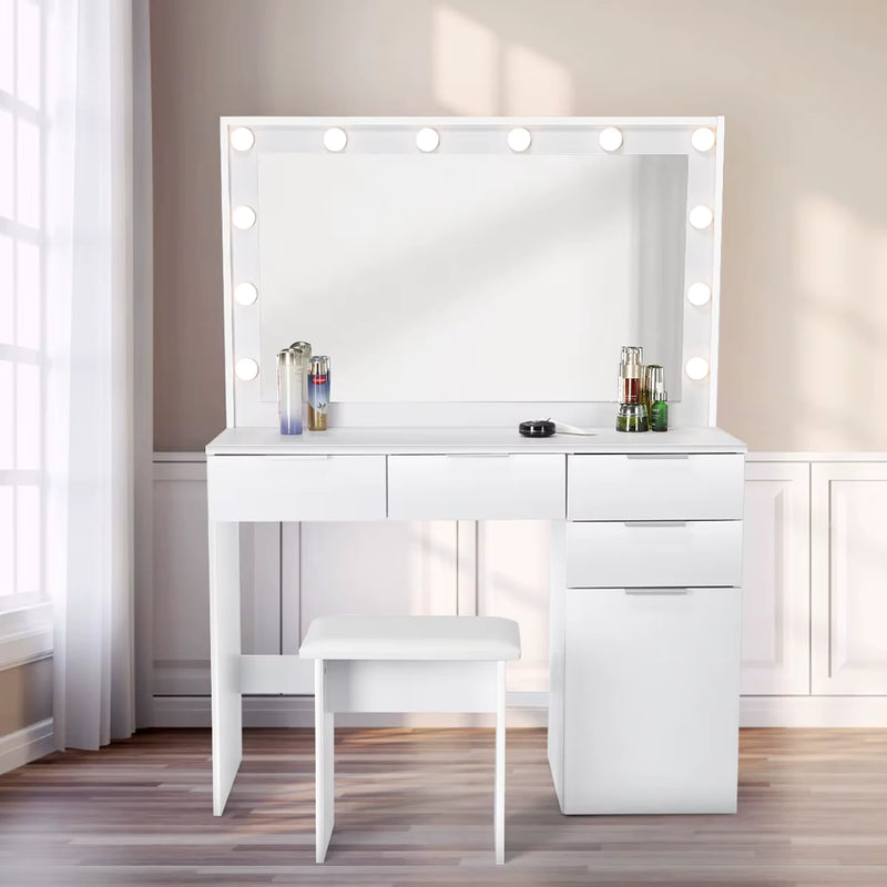 Coiffeuse avec grand miroir en situation dans une chambre, lumière allumée.