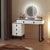 Coiffeuse avec miroir LED allumée dans une chambre élégante et chaleureuse.