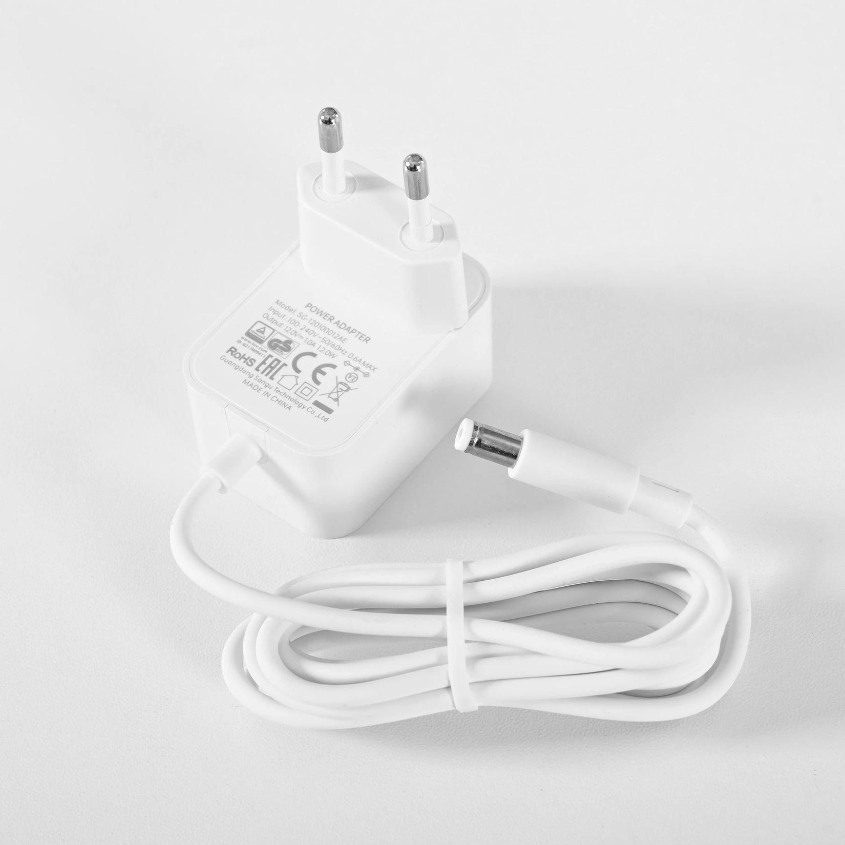 Adaptateur secteur blanc fourni avec la coiffeuse avec miroir LED et tabouret.