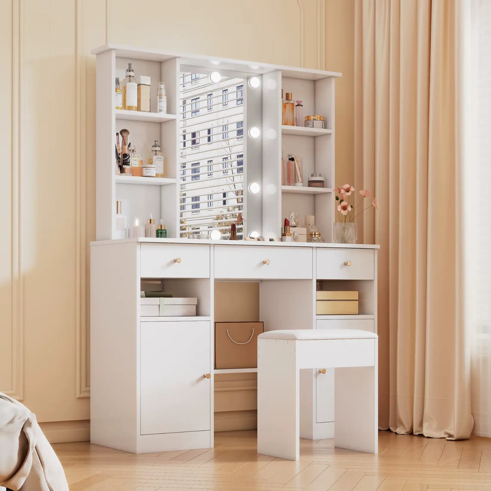 Vue en angle droit de la coiffeuse avec miroir LED – rangements visibles et tabouret assorti.