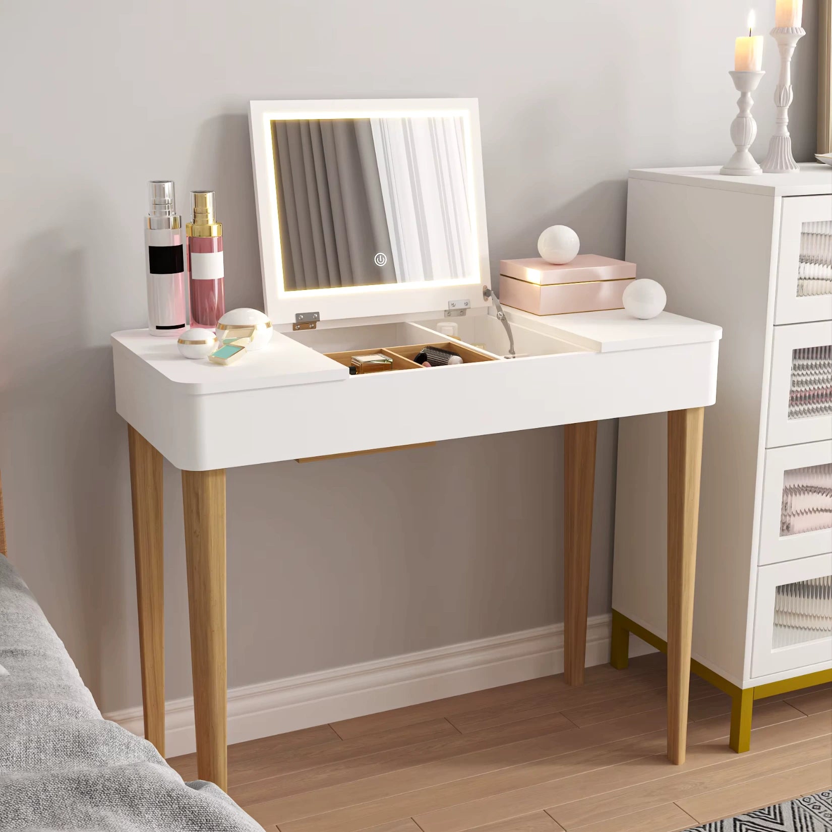 Coiffeuse avec miroir rabattable LED installée dans une chambre moderne.