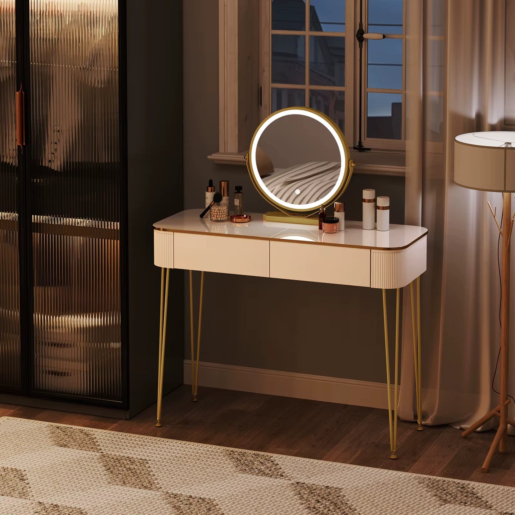 Coiffeuse avec miroir rond allumée dans une ambiance tamisée de nuit.