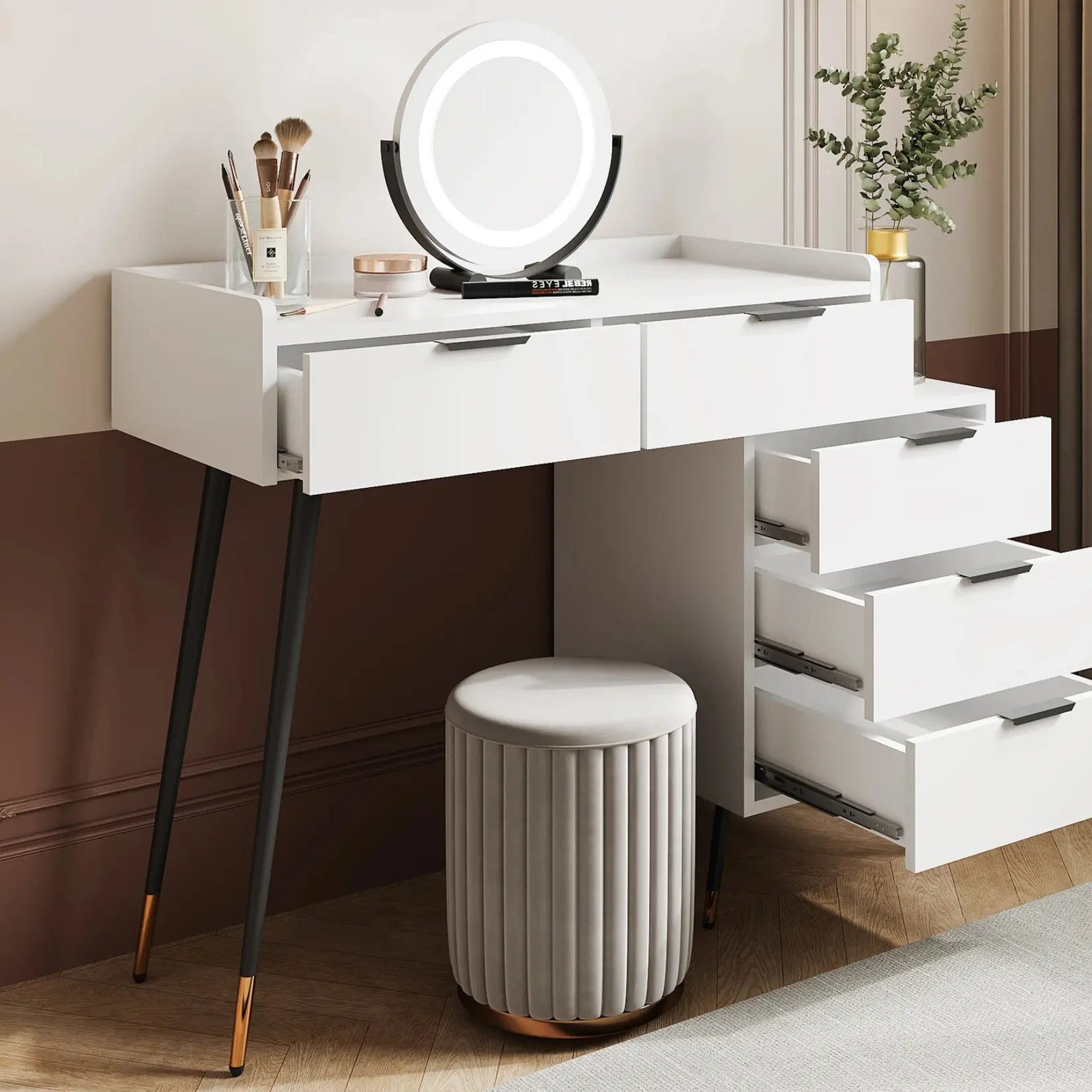 Tiroirs ouverts de la coiffeuse avec miroir et tabouret assorti