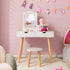 Coiffeuse enfant avec vrai miroir installée dans une chambre de petite fille.