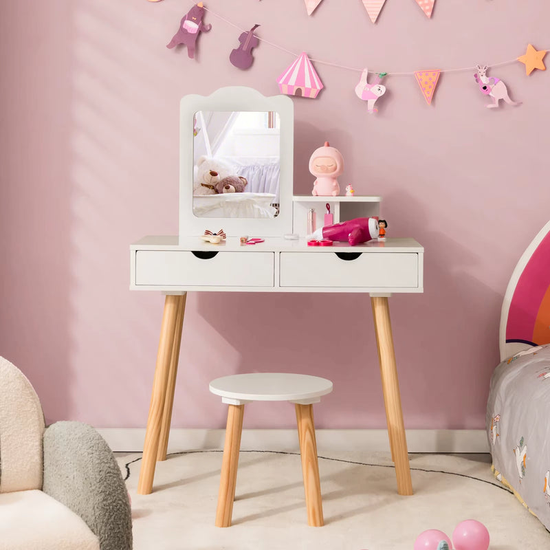 Coiffeuse enfant avec vrai miroir installée dans une chambre de petite fille.