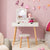 Coiffeuse enfant avec vrai miroir installée dans une chambre de petite fille.