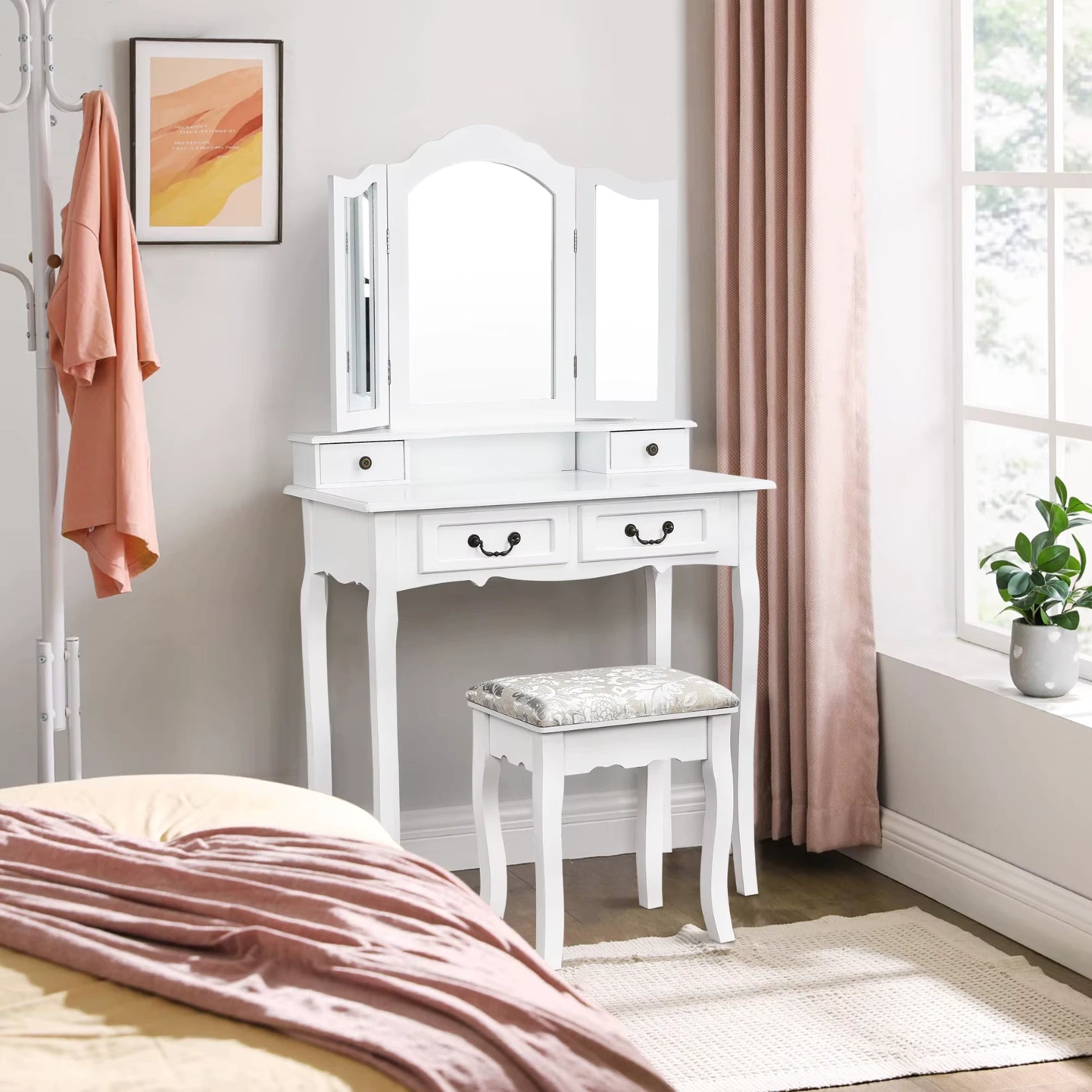 Coiffeuse grand tiroir 3 miroirs vue en angle dans une pièce lumineuse.