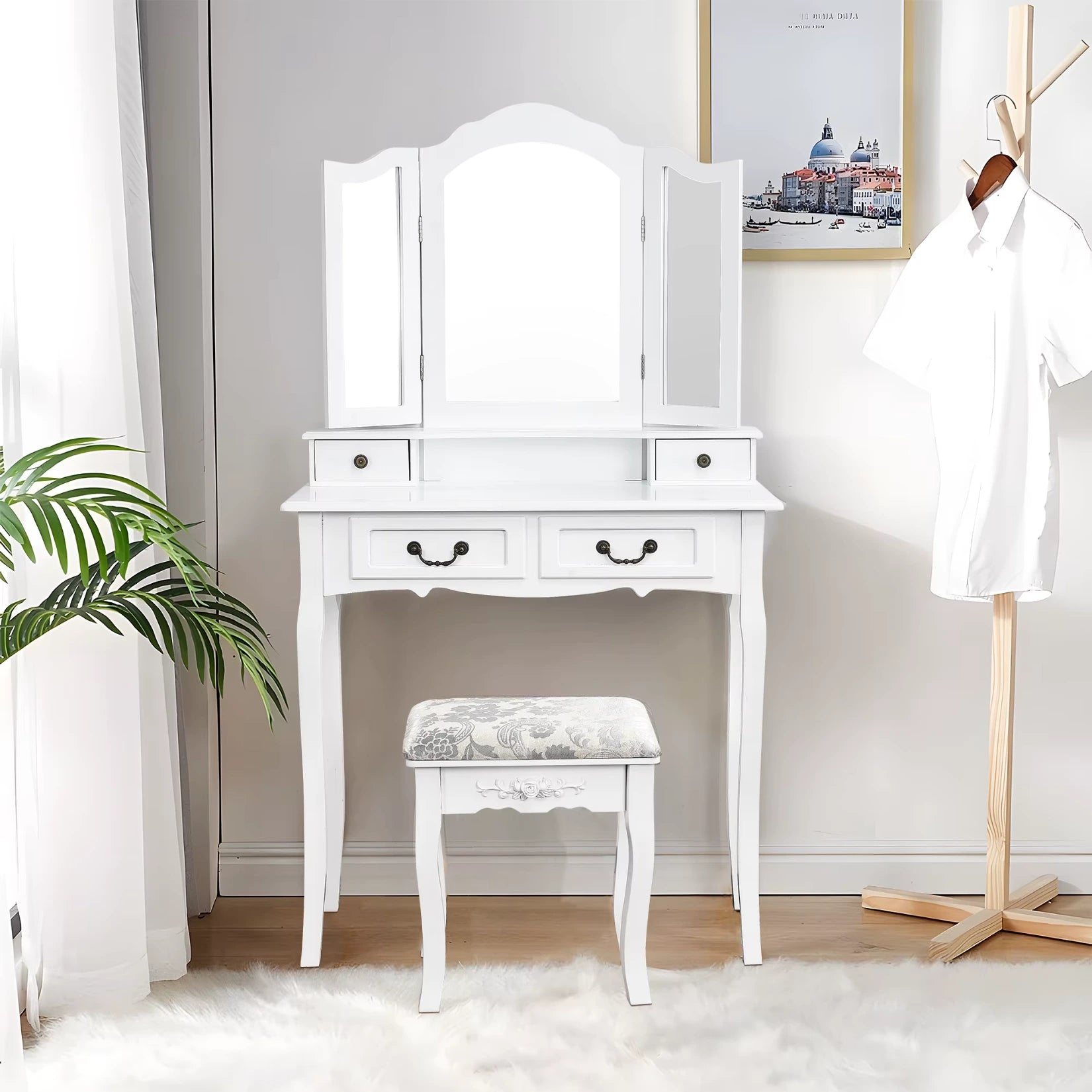 Coiffeuse grand tiroir 3 miroirs blanche avec tabouret dans une chambre lumineuse.