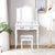 Coiffeuse grand tiroir 3 miroirs blanche avec tabouret dans une chambre lumineuse.