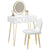 Packshot frontal de la coiffeuse avec miroir LED, plateau sculpté et chaise blanche.