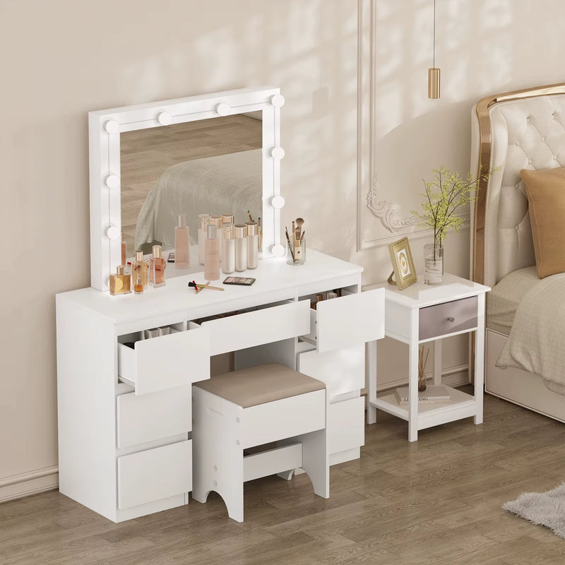 Coiffeuse LED miroir avec tiroirs ouverts dans une chambre lumineuse.