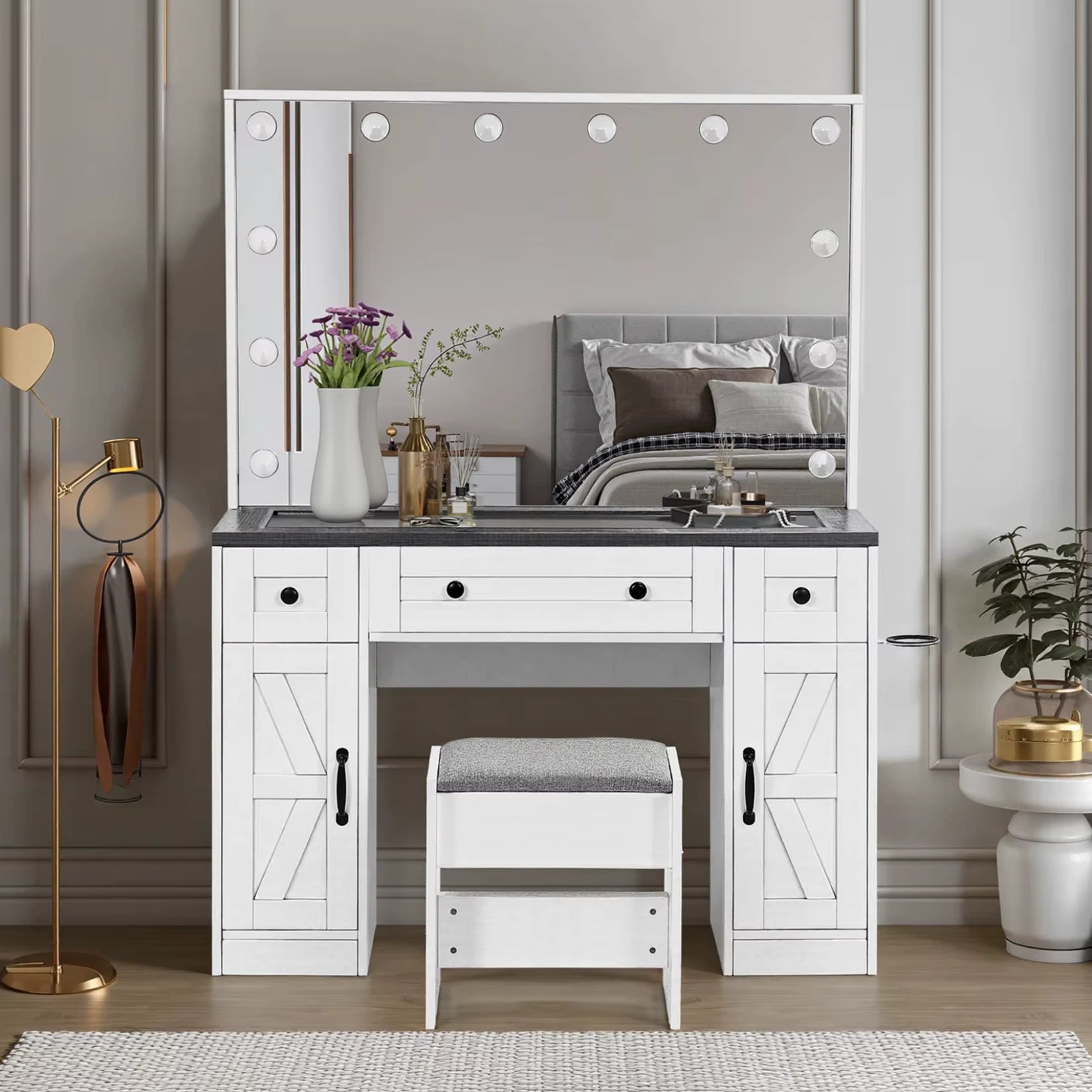 Coiffeuse Miroir LED Hollywood intégrée harmonieusement dans une chambre moderne élégante.