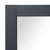 Gros plan sur l'angle d'un miroir carré bleu foncé, élégant et robuste.