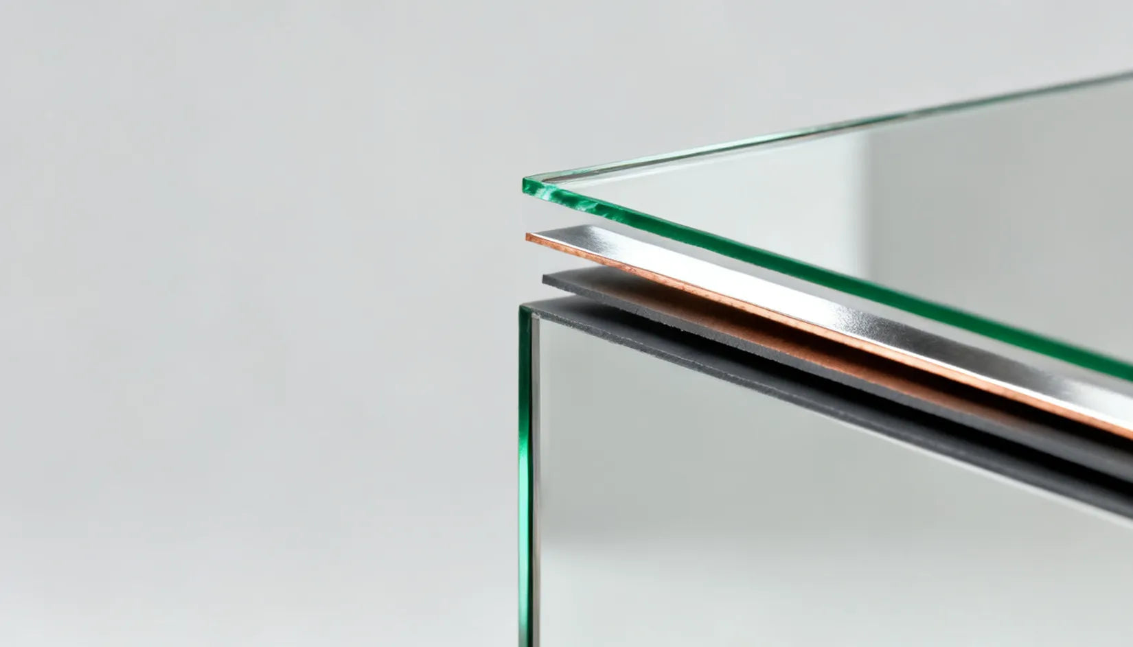 Aufbau eines Spiegels im Querschnitt: Glas, Silberschicht, Kupfer und Lacke bilden den Spiegelbelag.