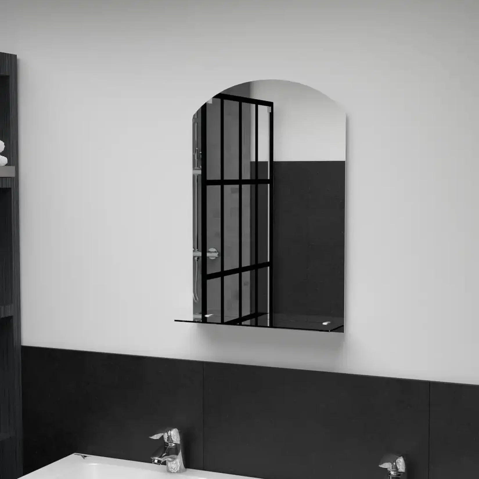 Étagère miroir murale forme arche installée dans salle de bain moderne.