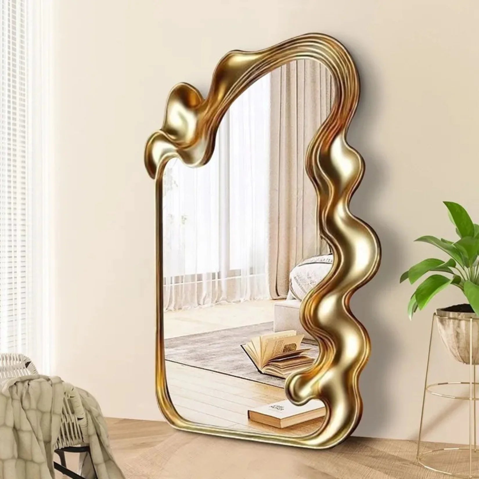 Grand miroir design doré dans une chambre avec plantes.