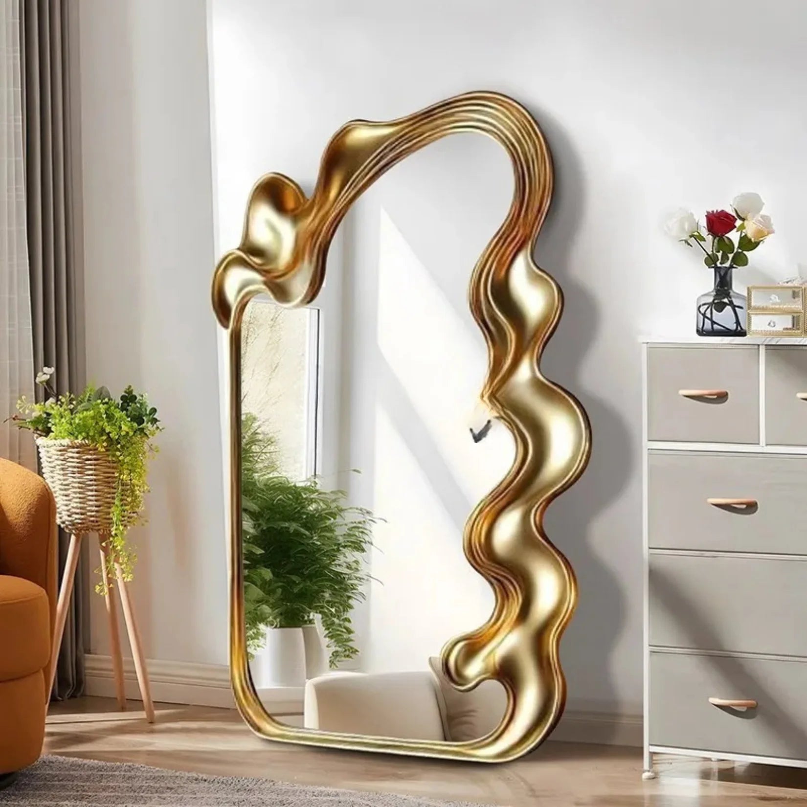 Grand miroir design doré Oria posé au sol dans un salon.