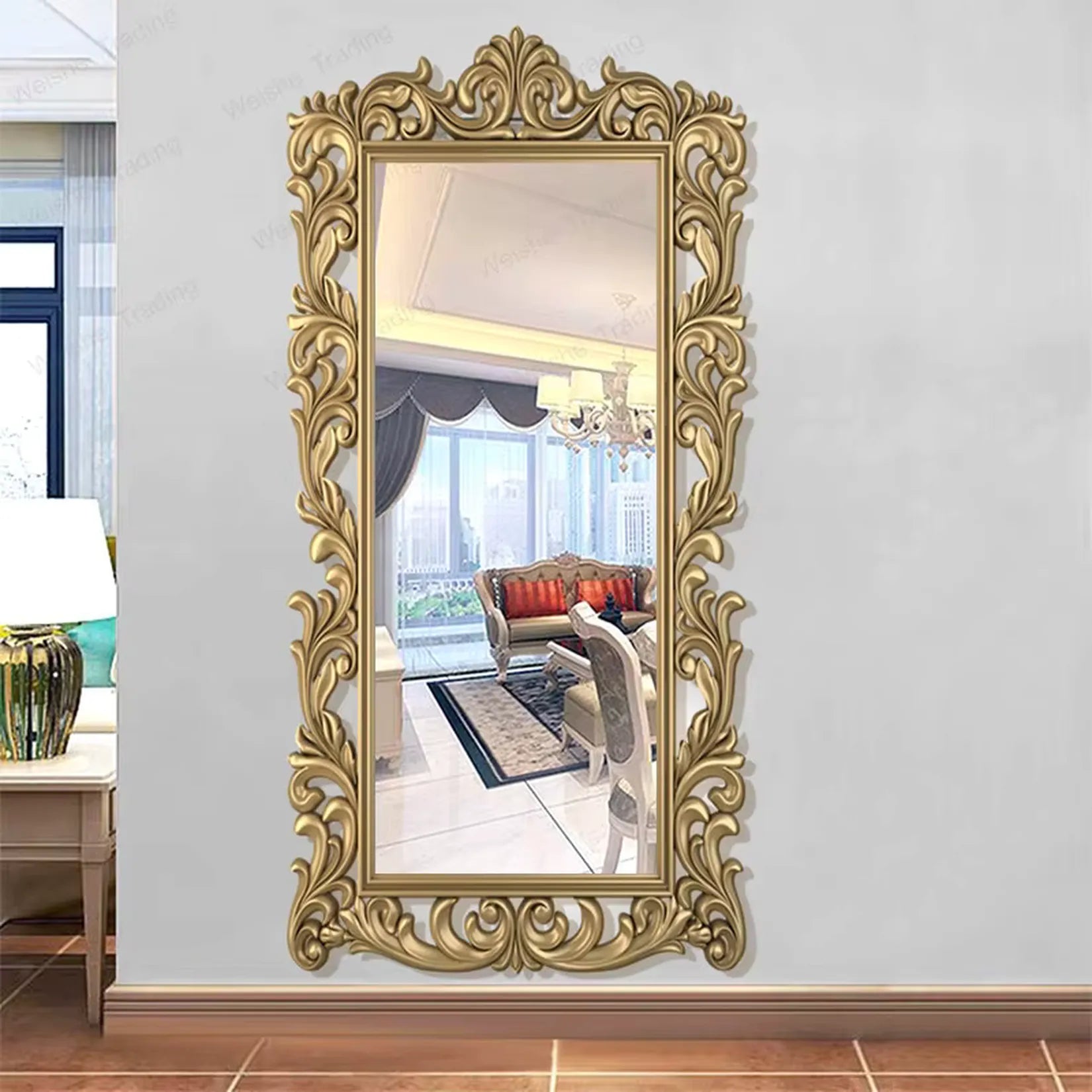 Grand miroir doré rectangulaire bois sculpté baroque dans un intérieur décoré.