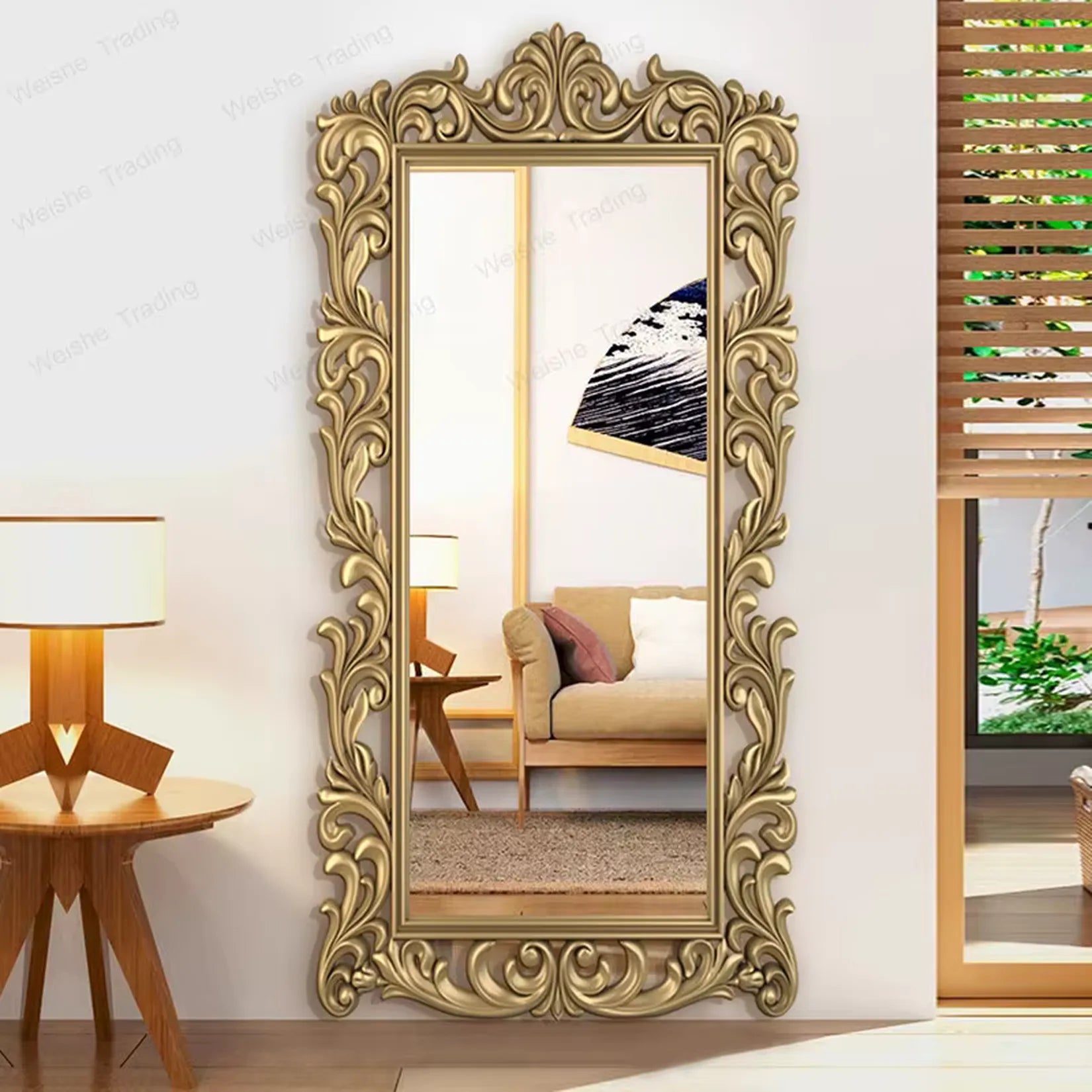 Grand miroir doré rectangulaire bois sculpté baroque dans un salon contemporain.