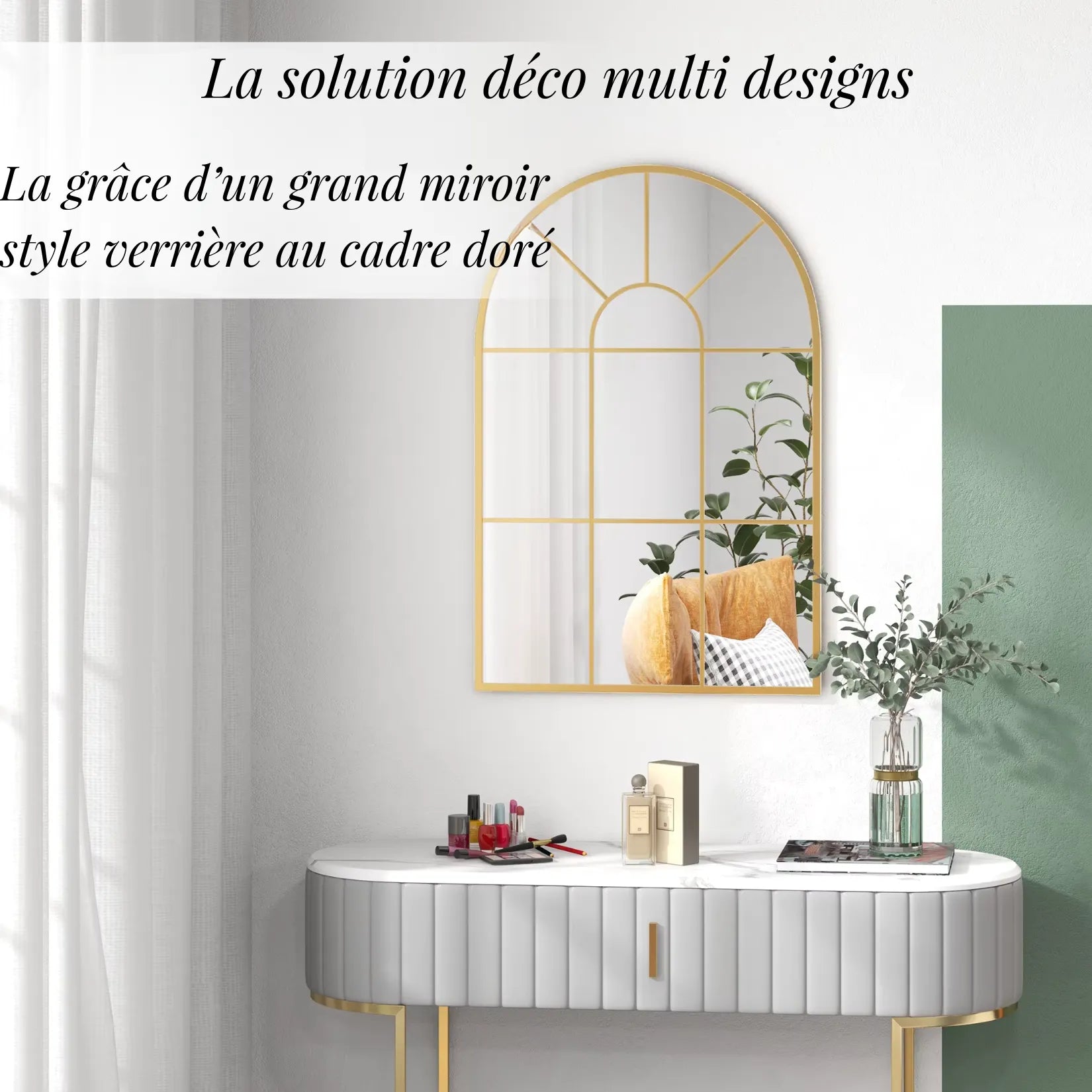Grand miroir doré style verrière au-dessus d'une coiffeuse moderne.