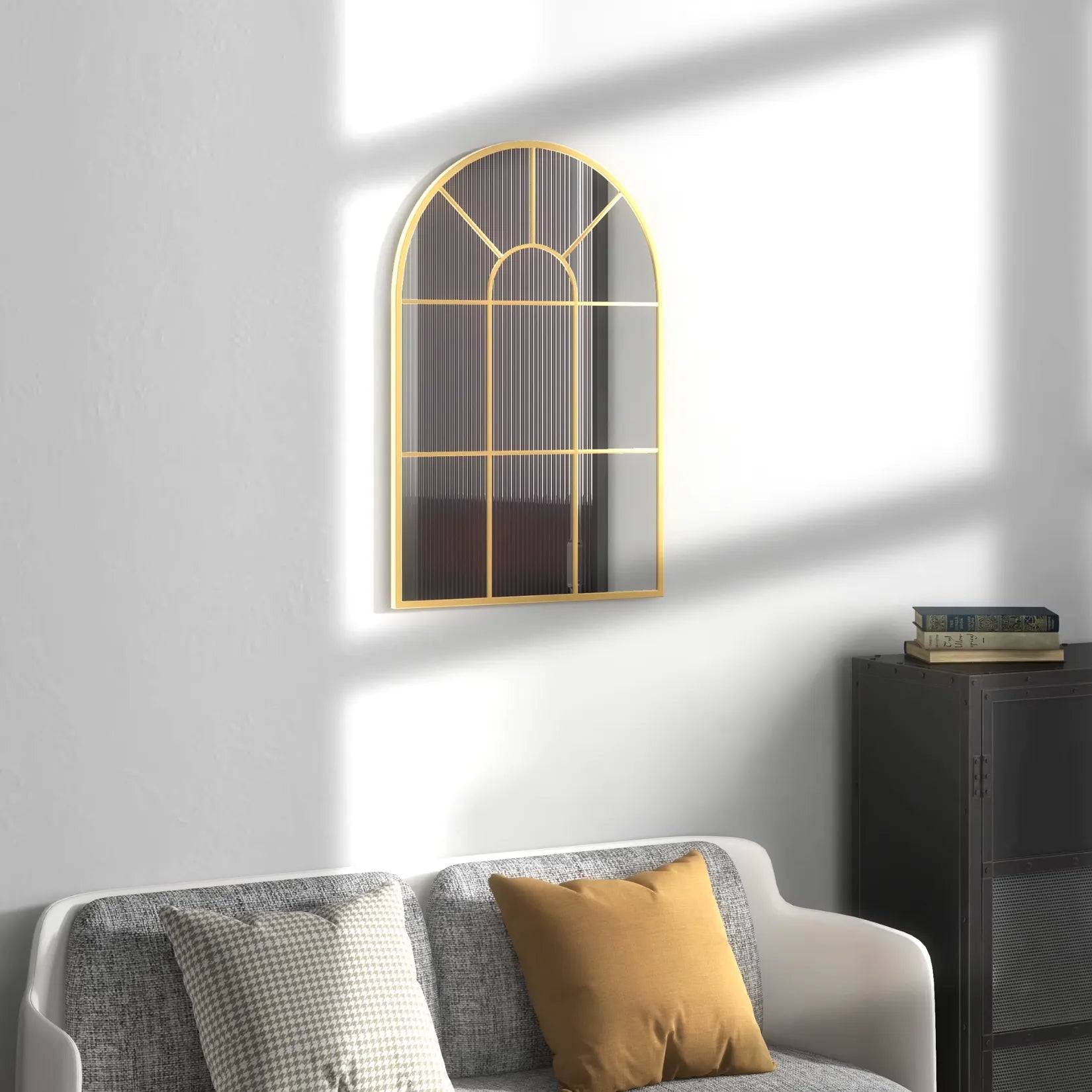 Grand miroir doré style verrière avec déco sculpturale et végétale.