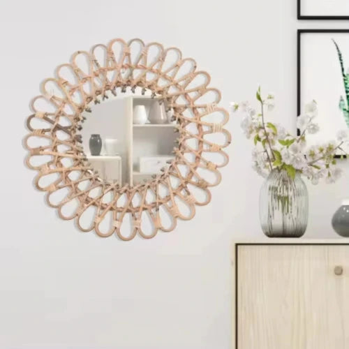 Miroir rond en rotin accroché au mur, ajoutant une touche naturelle à un intérieur moderne